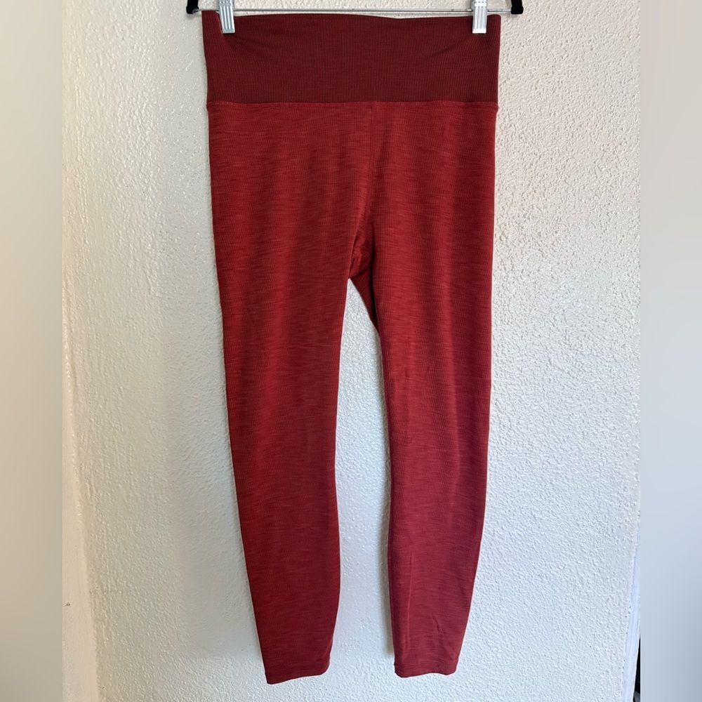 Vuori Lux Rib Studio Leggings Currant Heather burnt red color size large - Picture 4 of 13
